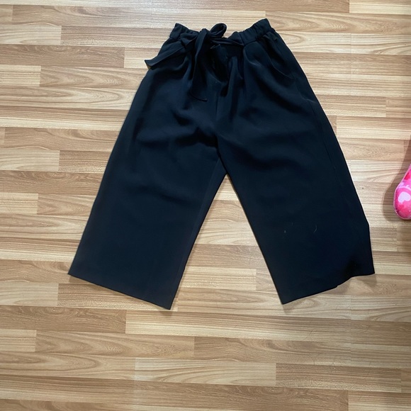 SOLD Lulu Noir Crops - Picture 2 of 4